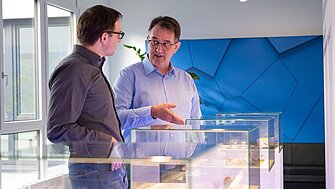 PI Ceramic Entwickler Frank Eder und Dr. Michael Oertel geben Einblicke in die Entwicklungsarbeit